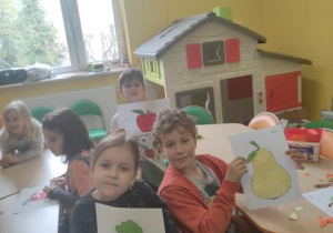 Dzieci pokazują swoje prace.
